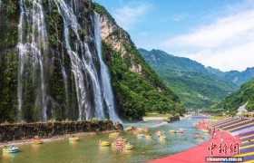 湖北兴山：暑期漂流“热” 游客逐浪觅清凉