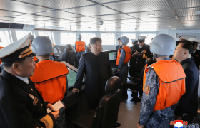 朝鲜“崔贤”号驱逐舰进行武器系统试验，试射2枚战略巡航导弹和3枚反舰导弹，金正恩现场观摩