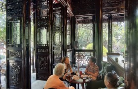 阔别一年终相见！桂林公园焕新回归，市民扎堆“打卡”纳凉