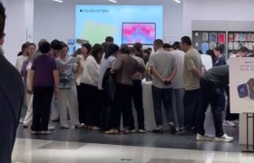 高考结束后几小时，苹果授权专营店火爆场面堪比过年，不少家长带考生购买电子产品，有家长花两万多元给孩子购入“苹果四件套”