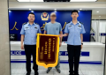 烈日下暖心救助，冰城民警获赠锦旗致谢