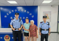 高温天老人迷路街头 民警暖心助其归家