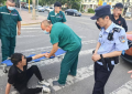 男子意外摔倒，民警暖心守护