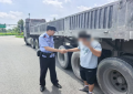 南岗分局长江路公安检查站服务救助过往车辆和群众