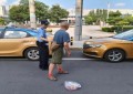 男子醉酒以路为家 民警助其安全归途