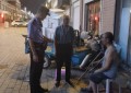 八旬老人夜色中迷途 巡逻民警暖心助归家