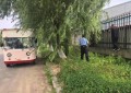 巡逻民警暖心相助 助力充电房车安全“归位”