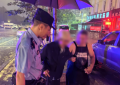 民警巡逻时暴雨中撑起“平安伞” 燎原派出所民警暖心护送老人回家
