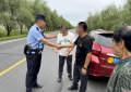温情守护出行路 民警排解异乡客燃眉之急