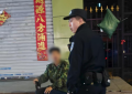 冰城暖警事：南岗分局民警巡逻中救助外来务工人员