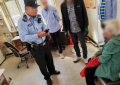南岗分局民警巡逻中助迷途老人踏上归家路