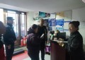 深秋寒风中，他们为困境男子点亮一盏温暖的灯