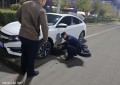 路遇爆胎车主急，民警援手显温暖