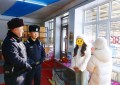 冰城公安暖心护游 寒冬绘就警民温情画卷