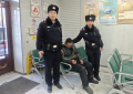 寒冬暖心守护！南岗分局民警巡逻中及时救助醉酒倒地男子