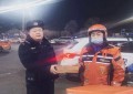 暖心一幕 冰城民警快速帮助快递小哥找回丢失快递