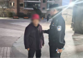 老人迷路街头焦急无助 民警巡逻中暖心护送平安回家