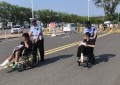 暖心护航中考！通河民警护送轮椅考生温情赴考