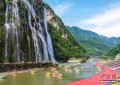 湖北兴山：暑期漂流“热” 游客逐浪觅清凉