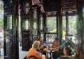阔别一年终相见！桂林公园焕新回归，市民扎堆“打卡”纳凉