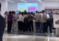 高考结束后几小时，苹果授权专营店火爆场面堪比过年，不少家长带考生购买电子产品，有家长花两万多元给孩子购入“苹果四件套”