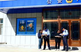 冰城公安：把办事窗口变成普法课堂 让扫黑除恶宣传零距离